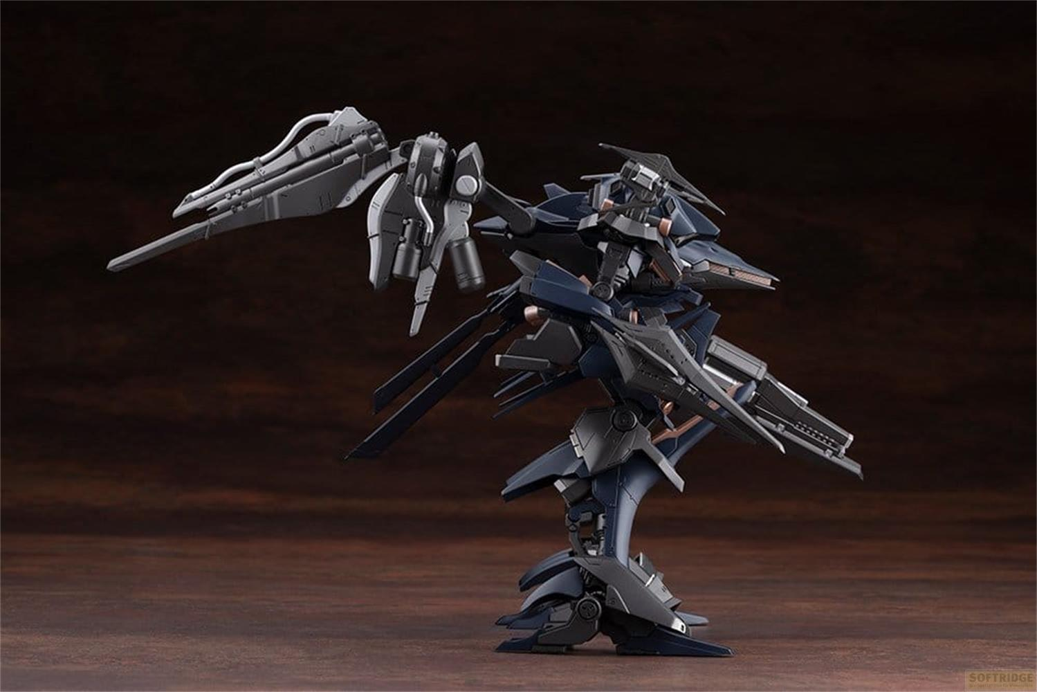 Ein dunkler, detaillierter Mech-Modell mit grauen und blauen Elementen, auf dunklem Hintergrund.