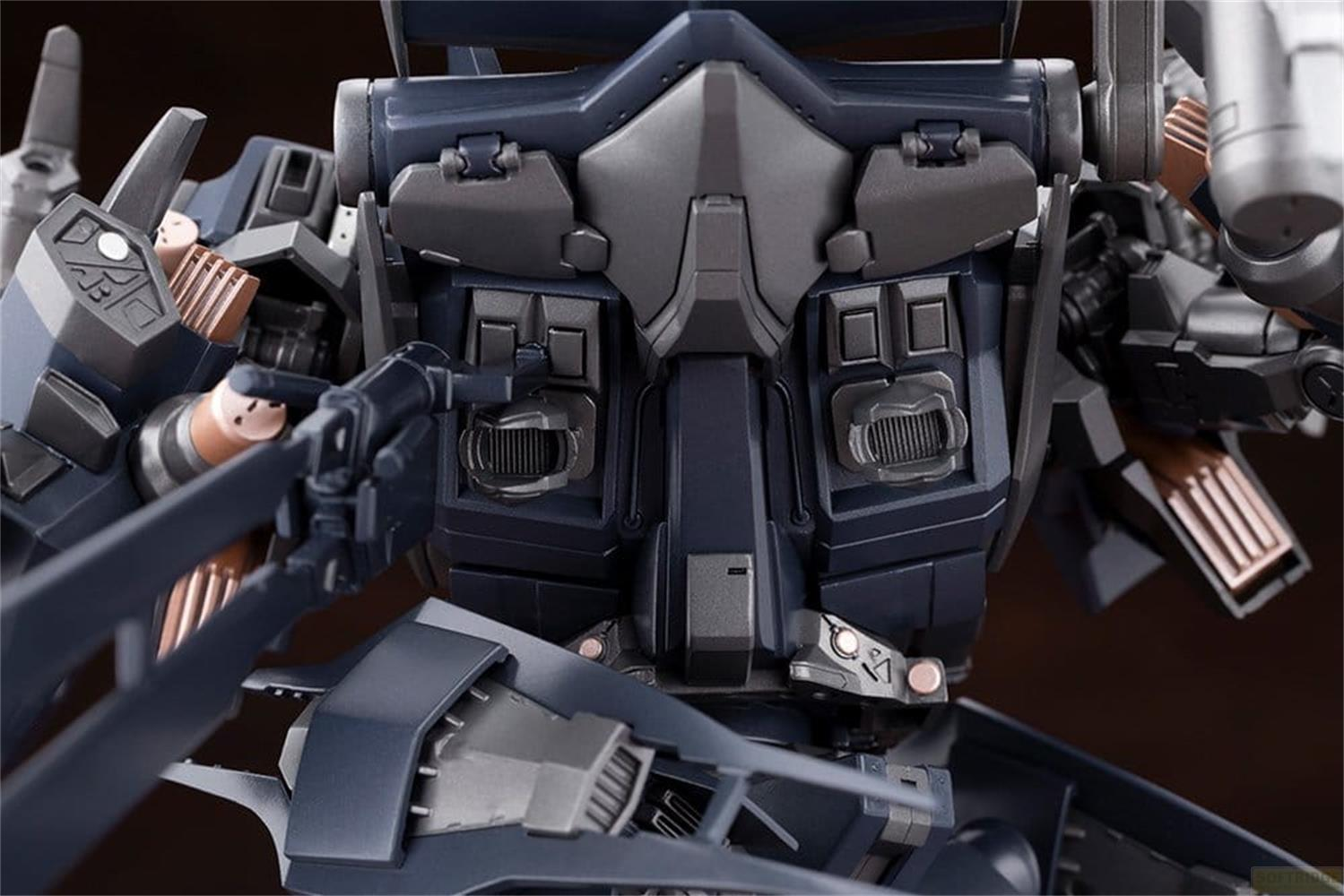 Detaillierte Nahaufnahme einer dunklen, grauen Roboterfigur mit komplexen mechanischen Details und Kupferakzenten.