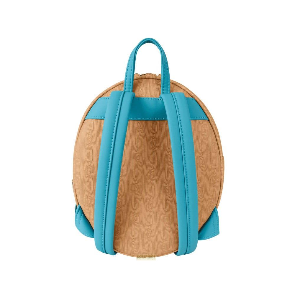 Mochila marrón con textura de madera y correas azules, vista trasera.