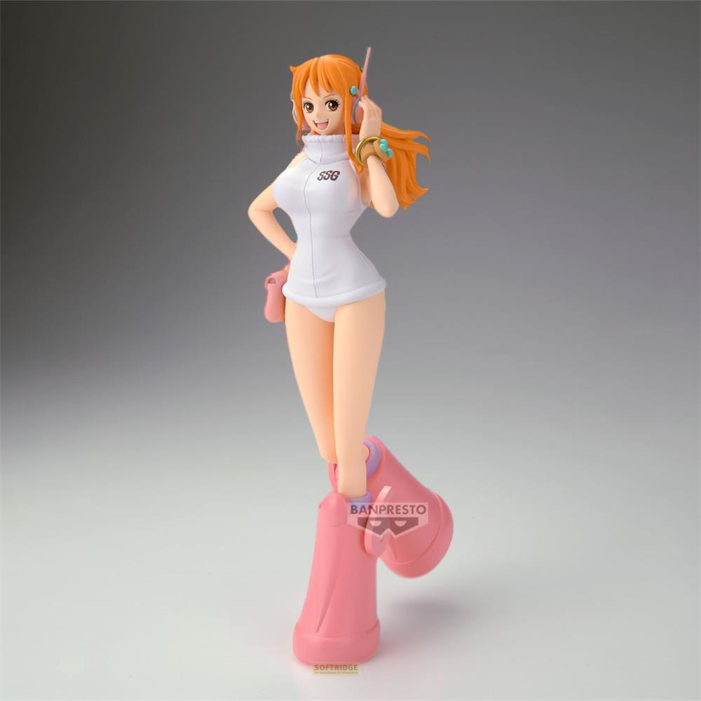 Una figura de anime con pelo naranja lleva un top blanco y botas rosas.