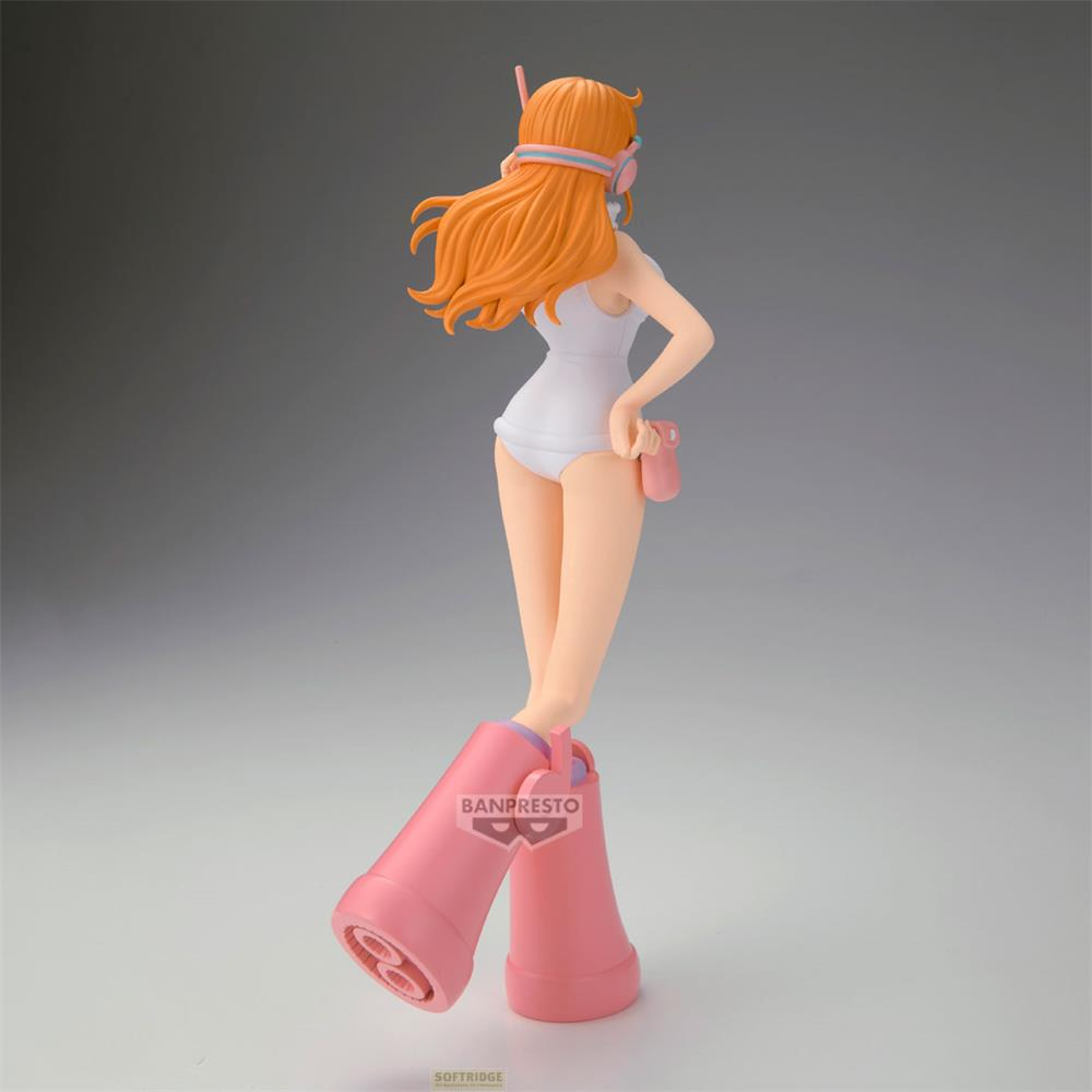 Una figura de una chica de anime con cabello naranja en traje de baño blanco y botas rosas.