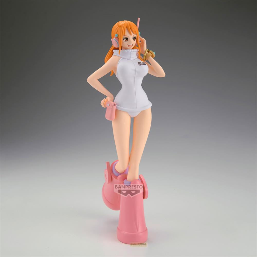 Una figura de anime de pelo naranja con un traje blanco se alza sobre una base rosa.