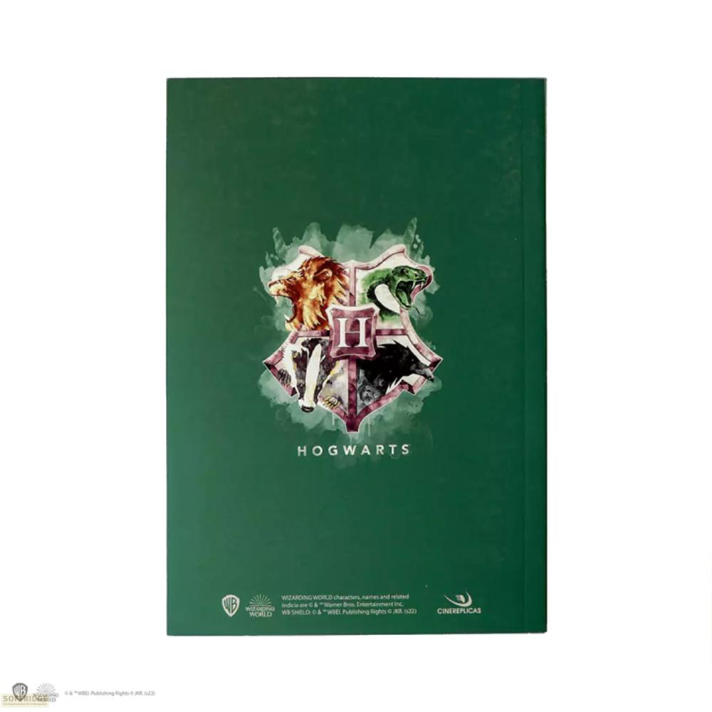 Grünes Buchcover mit Hogwarts-Wappen und Schriftzug.