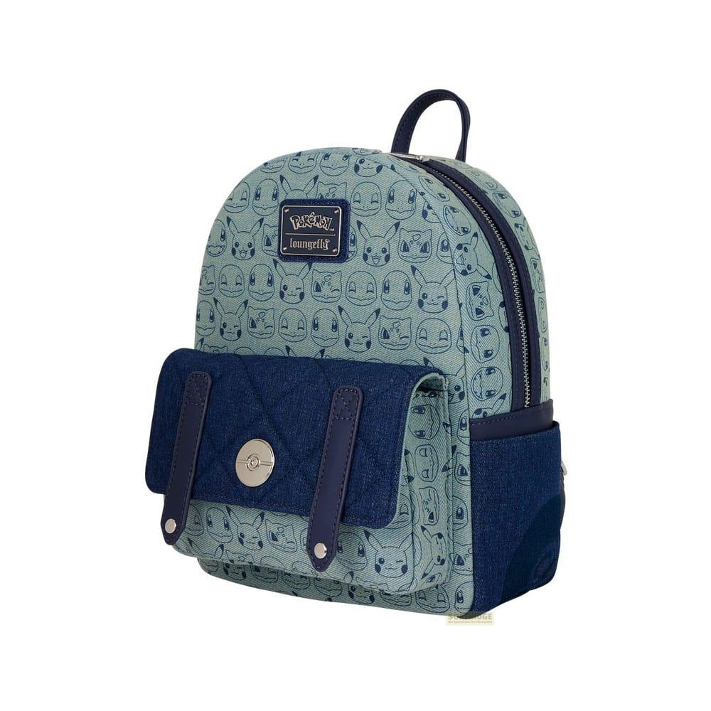 Mochila de mezclilla azul claro con patrón repetitivo de caras de Pikachu y bolsillos azul oscuro.