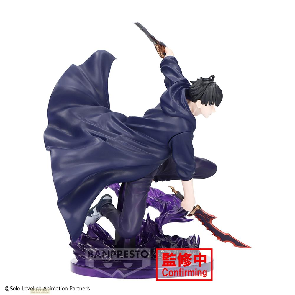 Un personaje de anime con abrigo azul lucha con dos espadas.