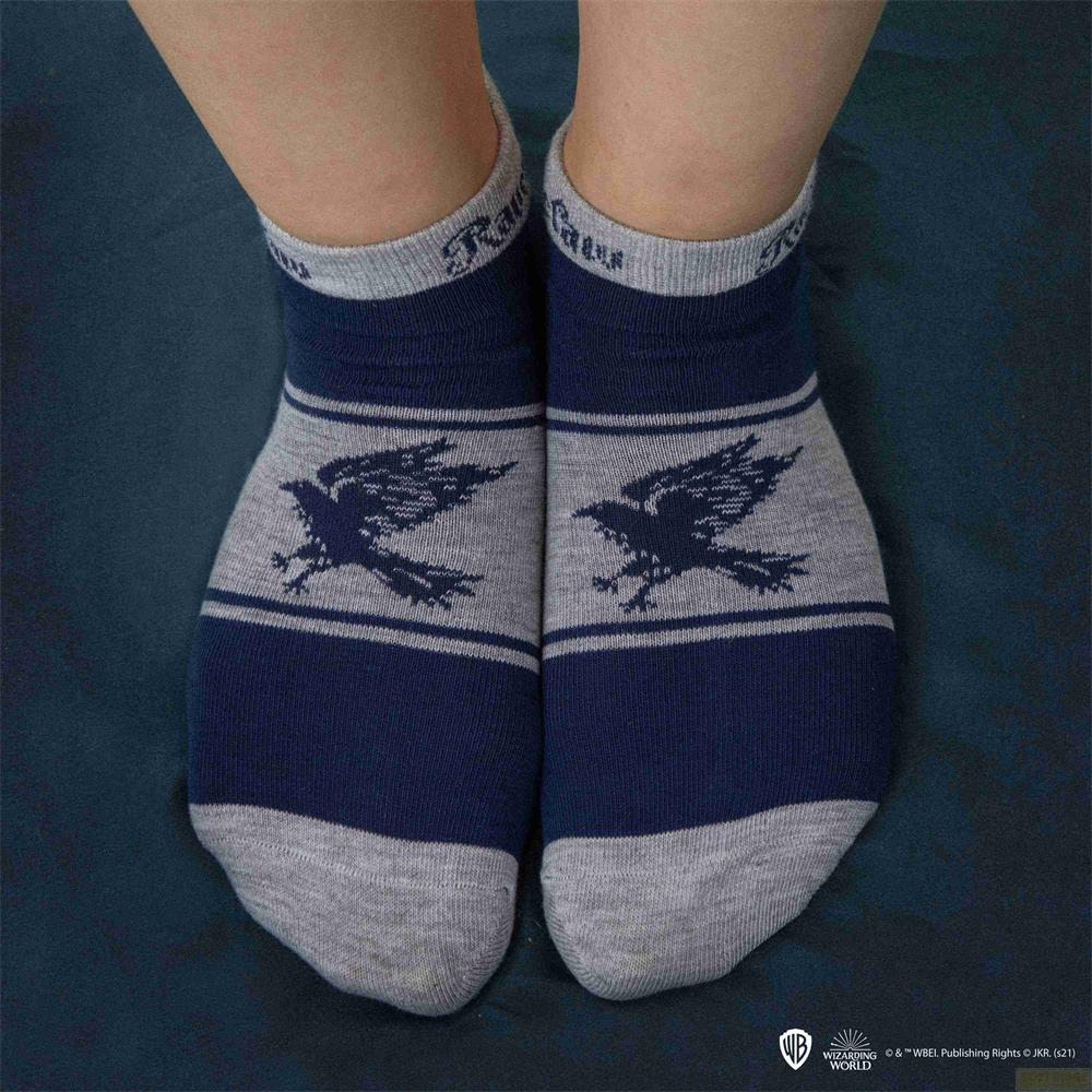 Graue Socken mit dunkelblauen Streifen und Rabenmotiv.