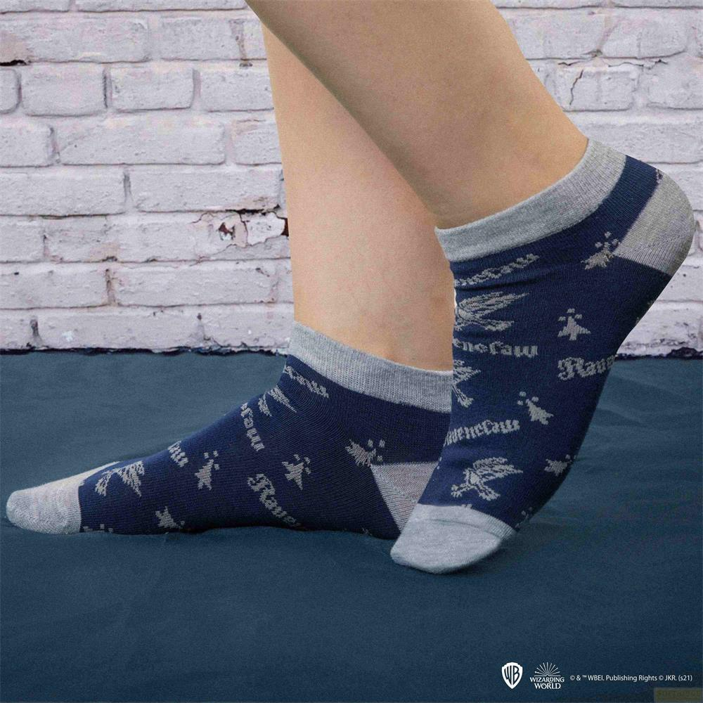 Dunkelblaue Socken mit grauem Muster, die eine Frau trägt.