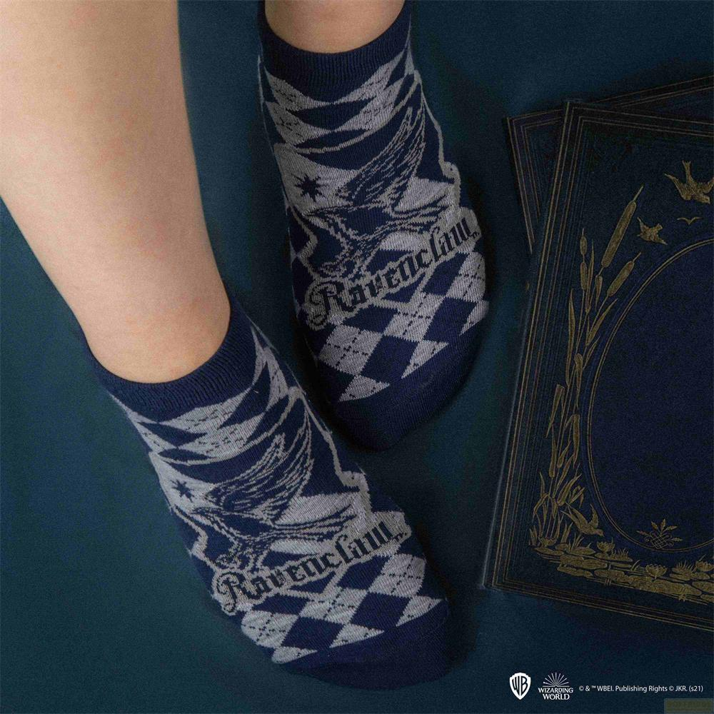 Dunkelblaue Socken mit Rautenmuster und Ravenclaw-Logo.