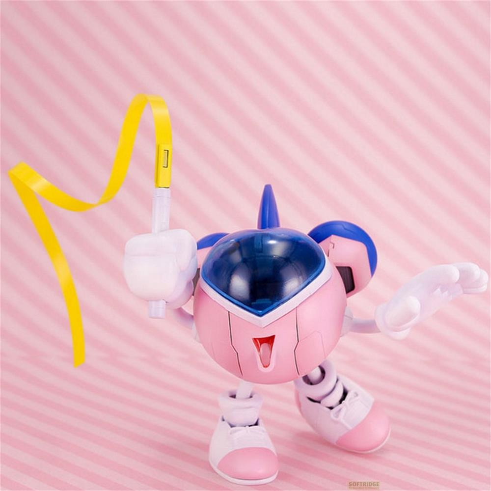 Une figurine robot rose aux accents bleus tient un ruban jaune.