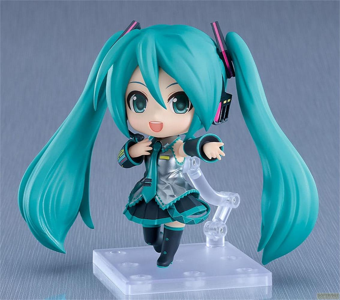 Eine niedliche Figur von Hatsune Miku mit türkisfarbenen Zöpfen und einem silbernen Outfit.
