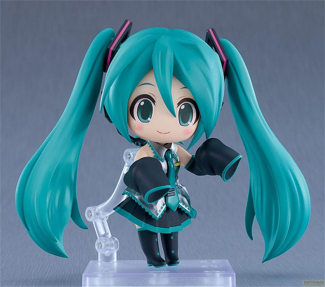 Chibi-Figur von Hatsune Miku mit türkisfarbenen Zöpfen, schwarzem Kleid und silbernen Akzenten.