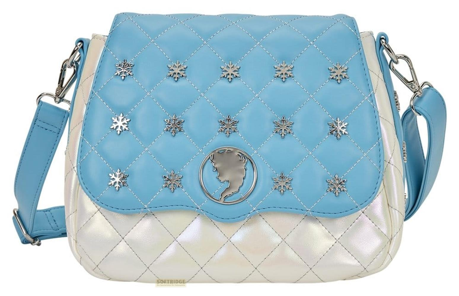 Un bolso acolchado azul y blanco con copos de nieve y un emblema de perfil.