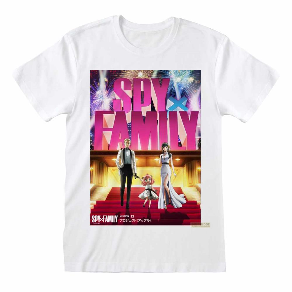 Drei Figuren der Anime-Serie Spy x Family stehen auf einer roten Treppe. Feuerwerk im Hintergrund.