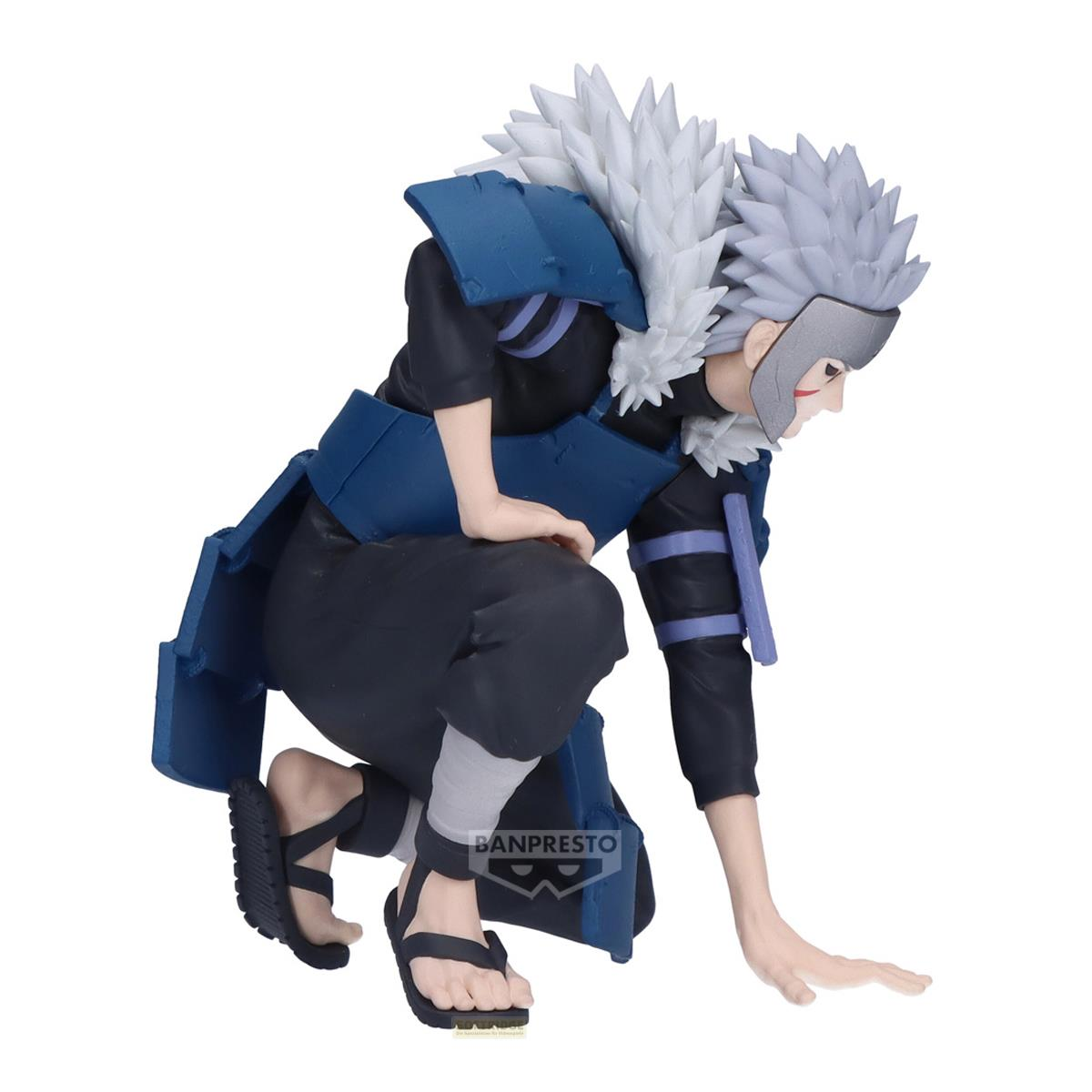 Figura de un hombre con armadura azul, arrodillado, con pelo gris y máscara.