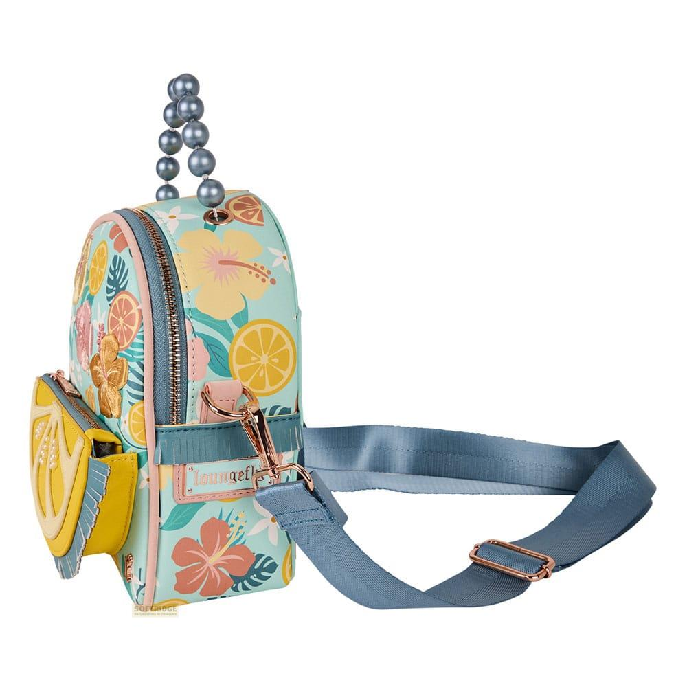 Una mini mochila azul claro con flores tropicales y cítricos, asa de cuentas y correa azul para el hombro.