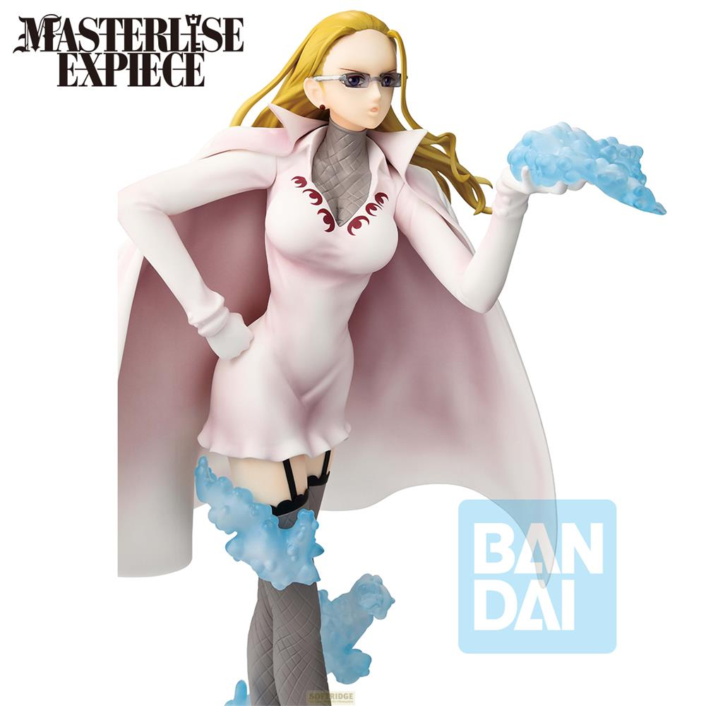 Figura de mujer con vestido blanco y capa, sosteniendo energía azul.