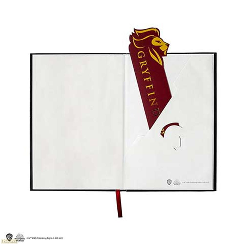 Ein Notizbuch mit einem roten Lesezeichen, das das Gryffindor-Wappen zeigt.