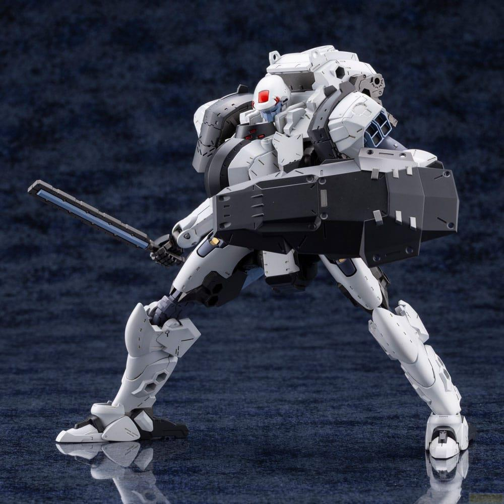 Un mech bianco con spada e scudo si erge su una superficie scura e riflettente.