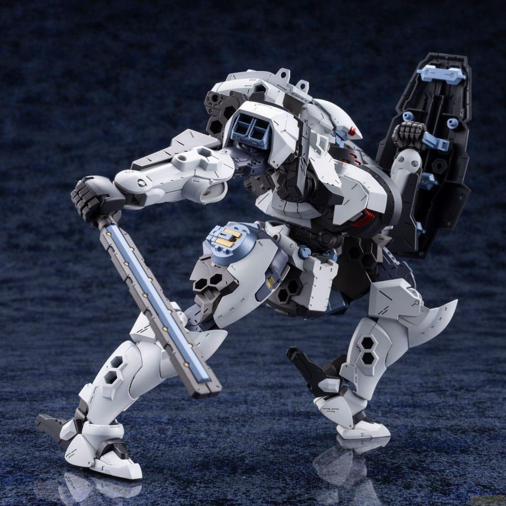 Un mech bianco e grigio tiene una lunga spada d'argento in posa drammatica.