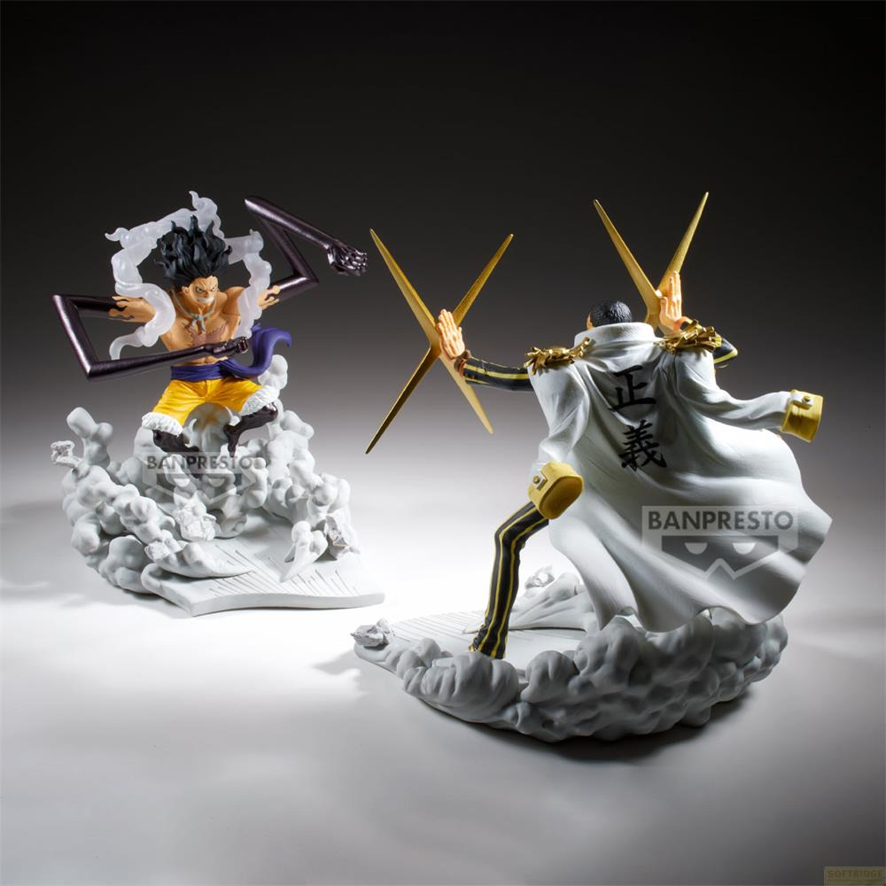 Dos figuras de anime en pose de acción, una con pantalones cortos amarillos, la otra con capa blanca.