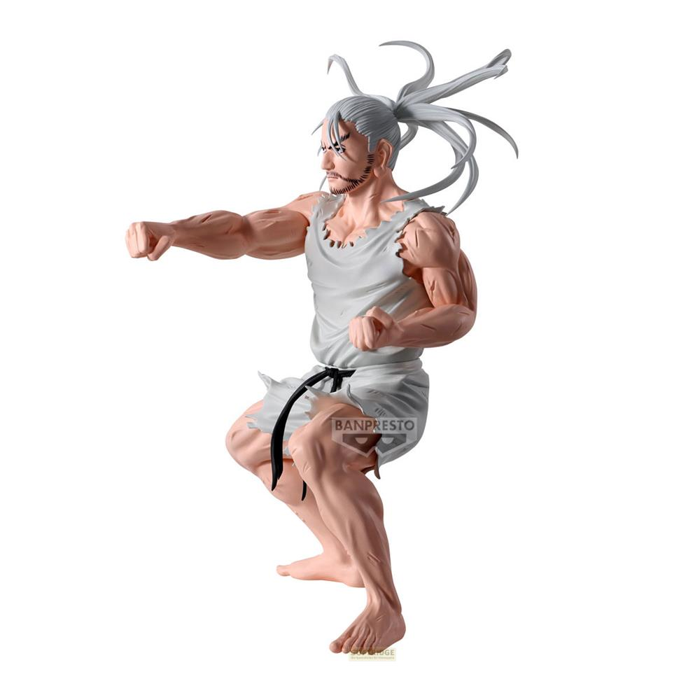 Figura de hombre con pelo blanco largo en kimono blanco roto, en pose de boxeo.