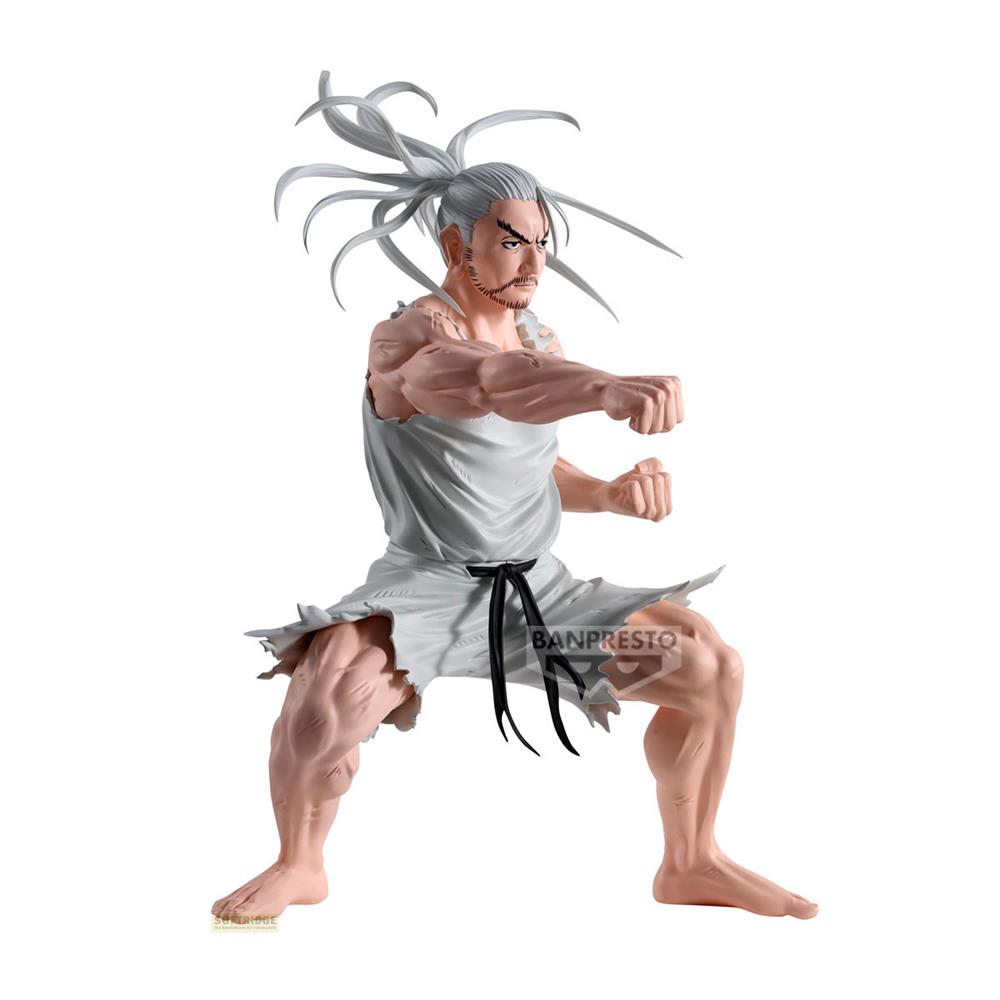 Una figura de un hombre con cabello gris en pose de artes marciales, con ropa blanca rota.