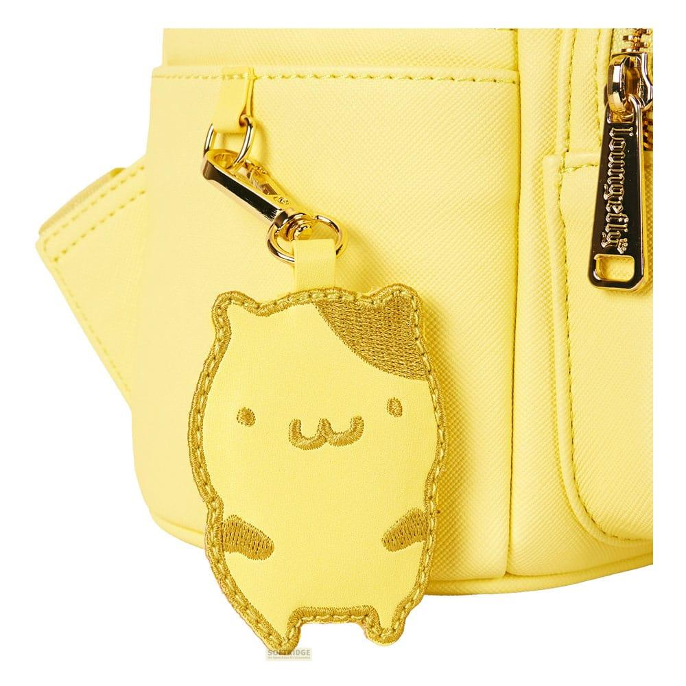 Colgante amarillo con forma de gato y cara bordada en un bolso amarillo.