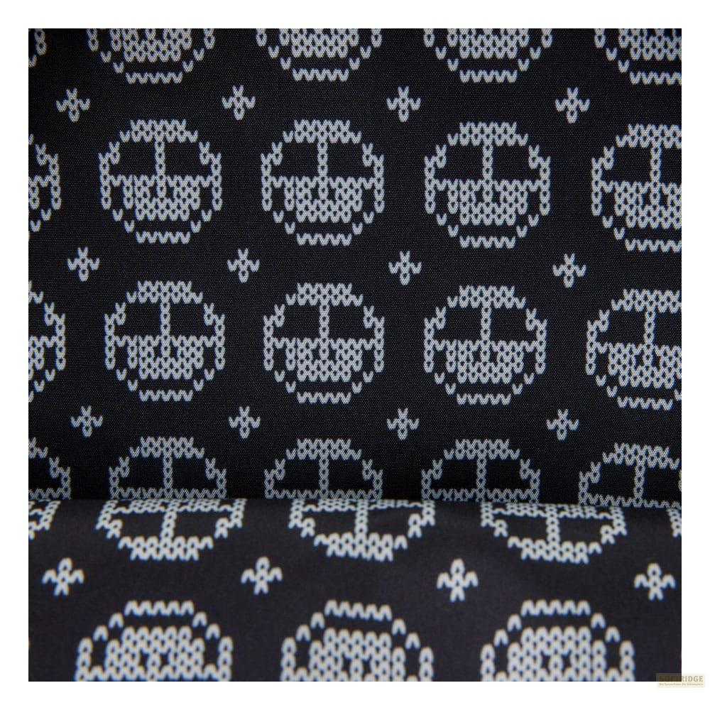 Tela blanca y negra con un patrón repetitivo de calaveras estilo tejido.