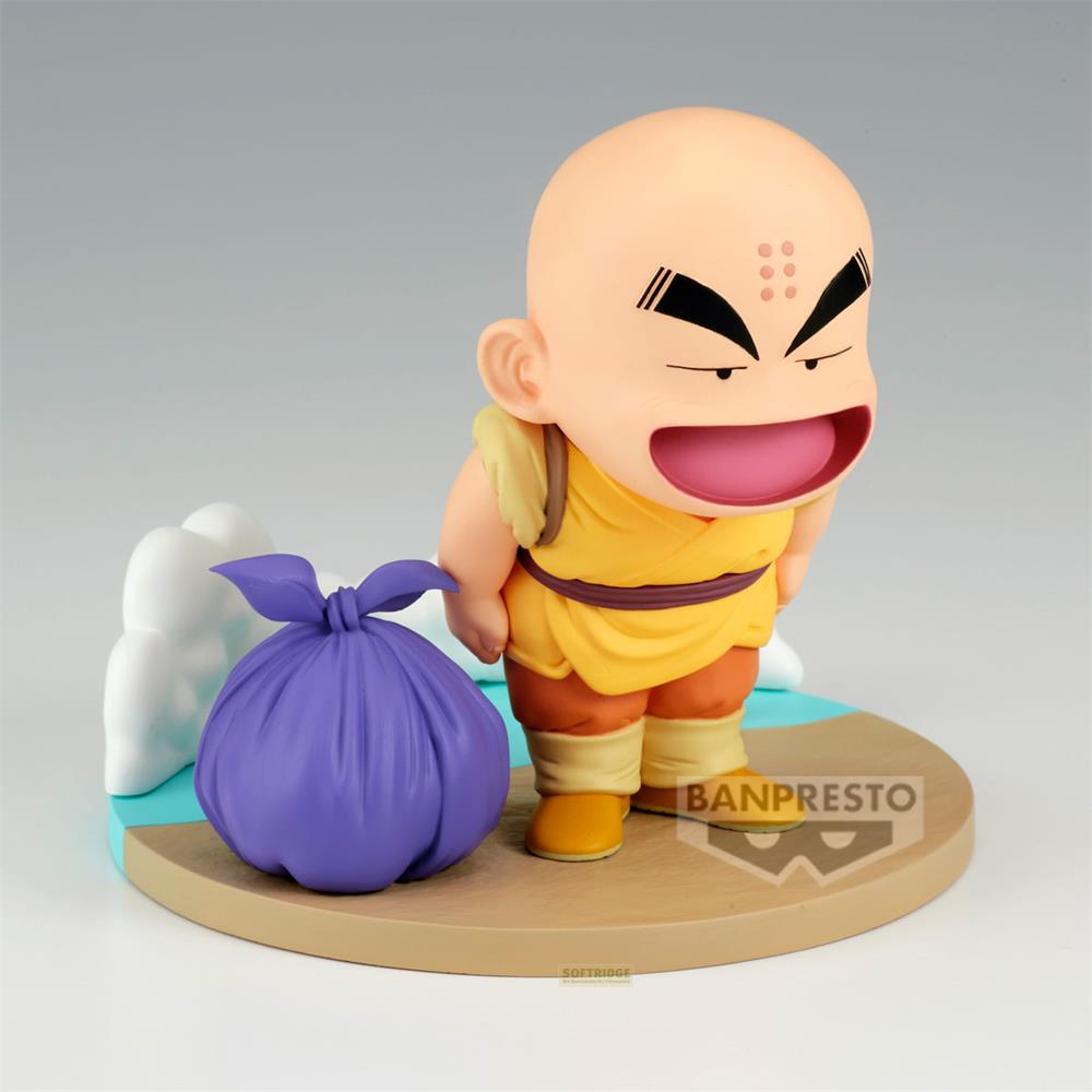 Figura de Krilin con bolsa morada y nubes sobre una base.