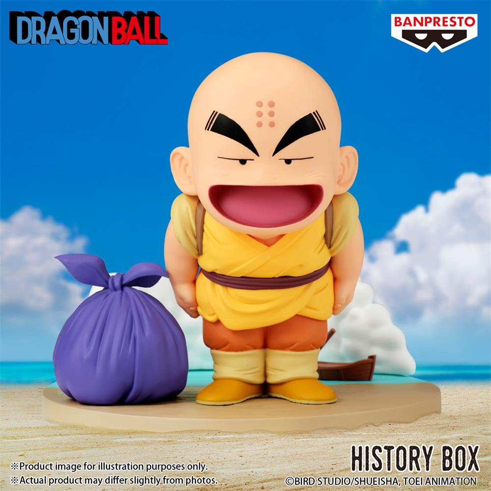 Figura de Krillin de Dragon Ball con bolsa morada en la playa, cielo azul.