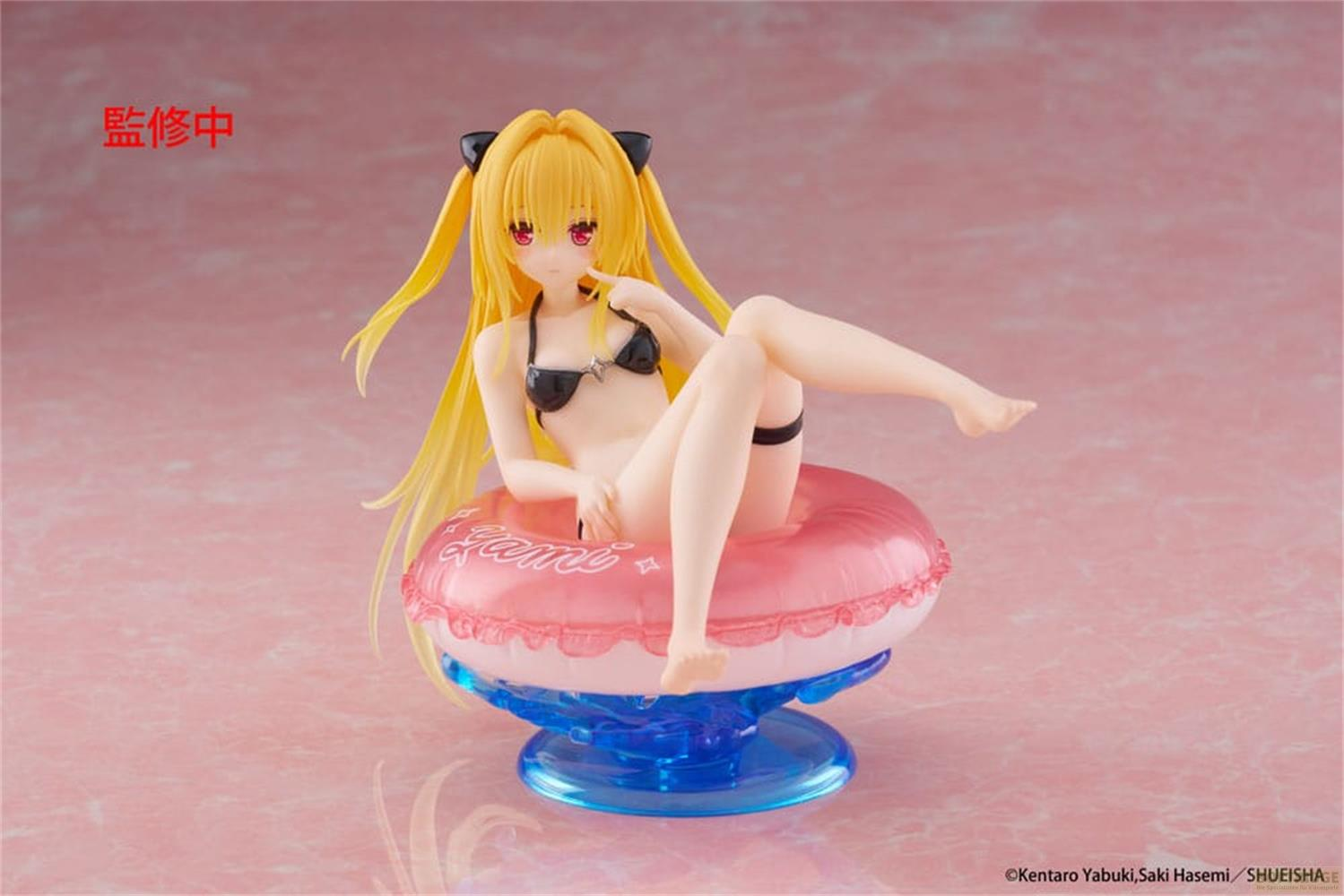 Eine Figur mit gelben Haaren in einem schwarzen Bikini sitzt auf einem rosa Schwimmring.