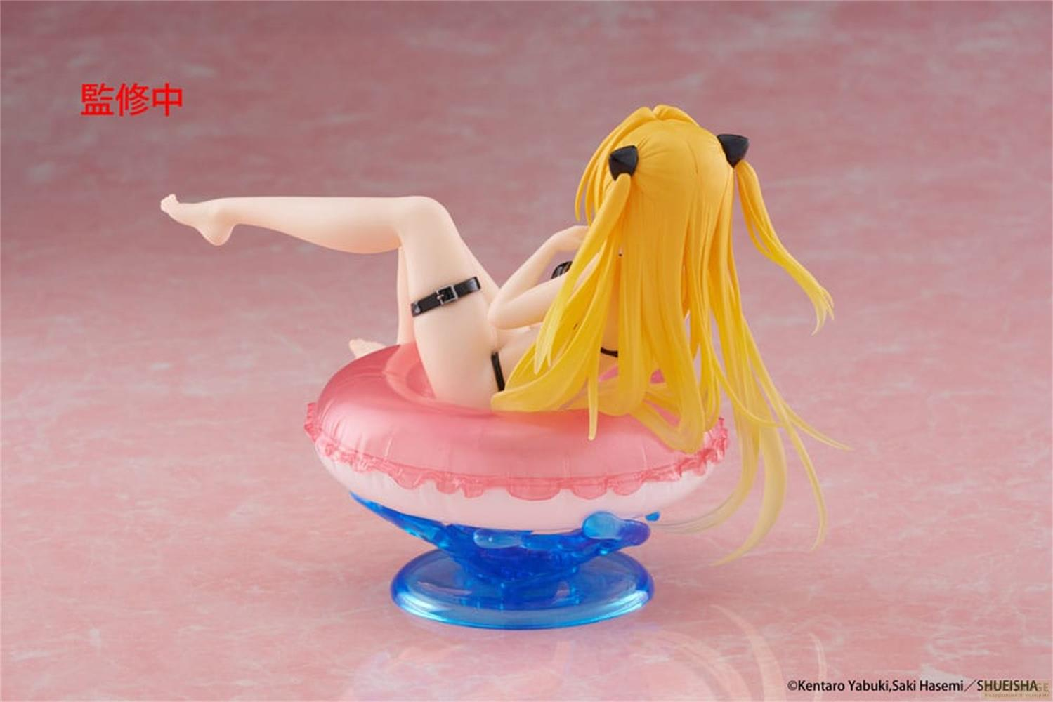 Eine Anime-Figur mit gelben Haaren liegt auf einem rosa Schlauchboot.