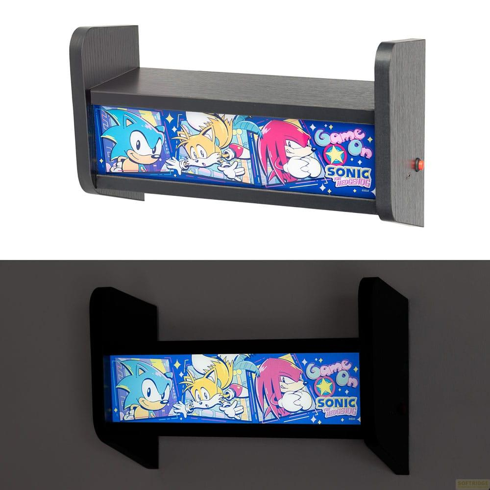 Un estante negro con Sonic, Tails y Knuckles. Iluminado desde abajo.