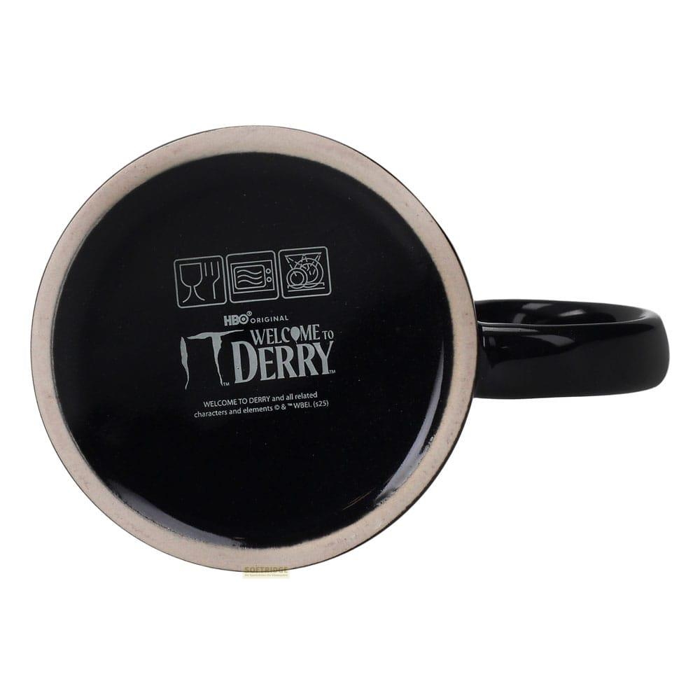 Taza negra con el logo de HBO y el texto "Welcome to Derry".