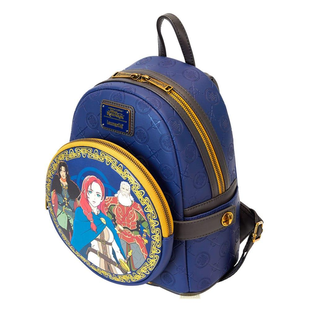 Una mochila azul con patron grabado y un bolsillo frontal redondo que muestra tres personajes de anime.