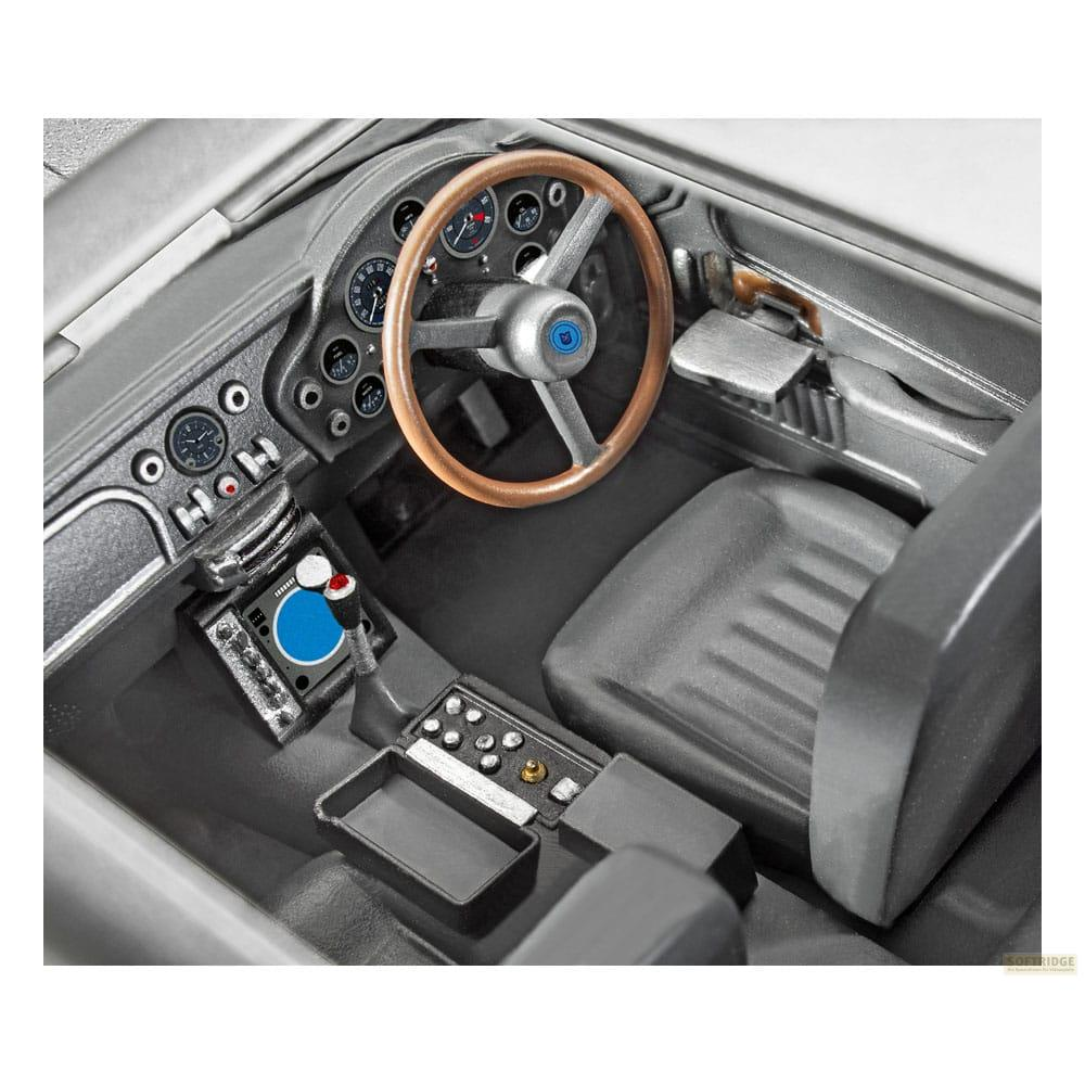 L'intérieur d'une voiture, montrant le volant, le tableau de bord et les sièges.