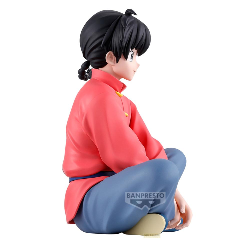 Figura de anime de un chico con pelo negro, sentado con camisa roja y pantalones azules.