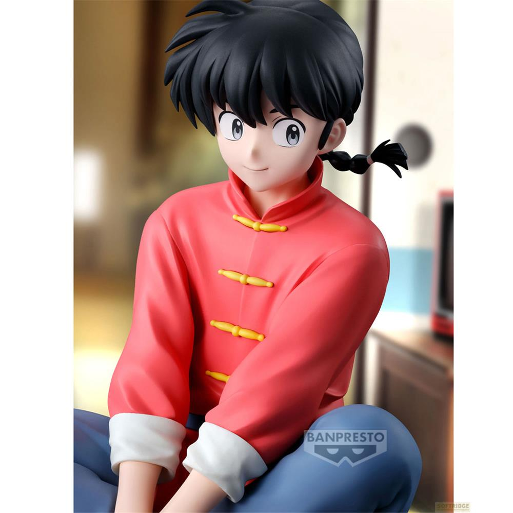 Figura de anime de un chico de pelo negro con traje rojo y pantalones azules.