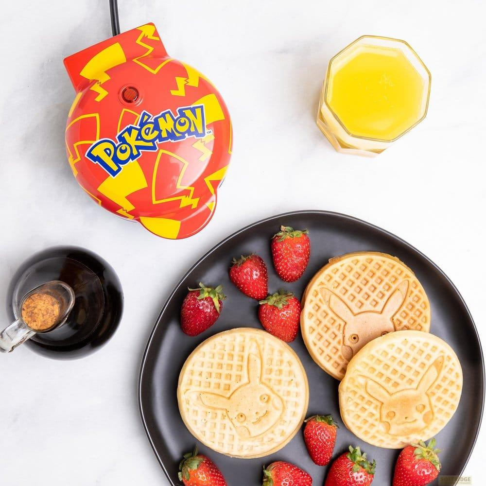 Ein Pokemon-Waffeleisen mit Waffeln und Erdbeeren auf einem Teller.