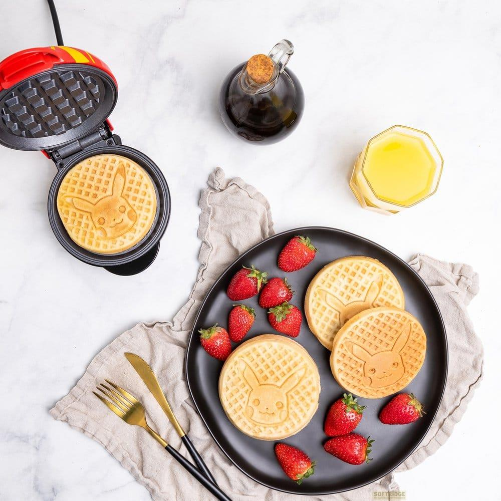 Pikachu-Waffeln auf einem Teller mit Erdbeeren, Sirup und Saft.