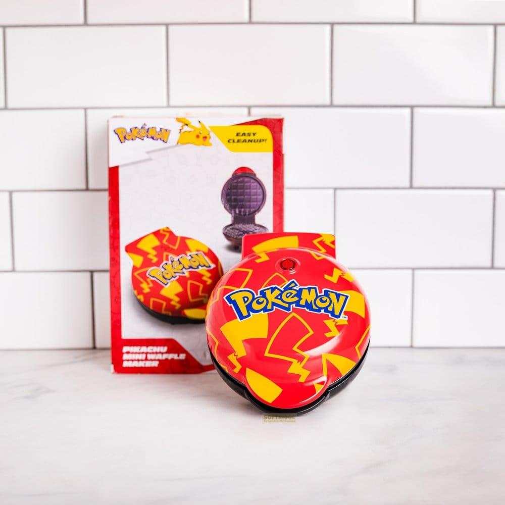 Ein roter Pokémon Pikachu Mini-Waffelmaker mit gelben Blitzen.