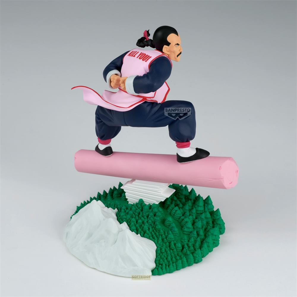 Figura de Maestro Shen sobre un tronco rosa, con paisaje de montaña y bosque.