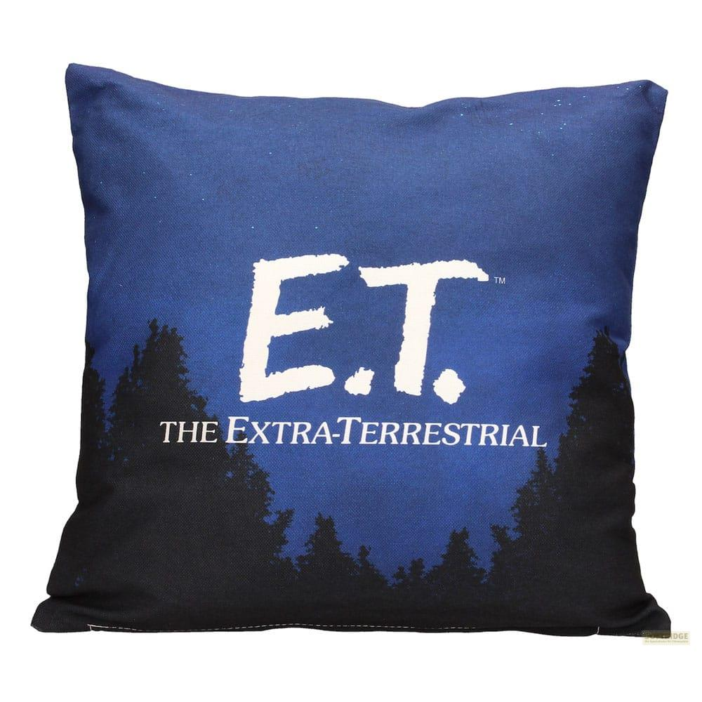 Cojín con logo de E.T. y árboles ante cielo estrellado azul.