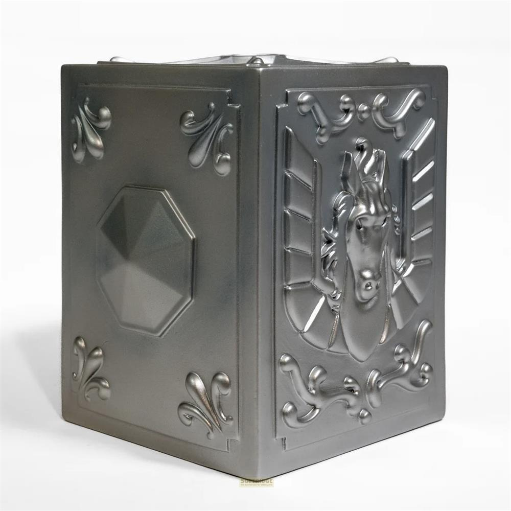 Cubo plateado con cabeza de caballo en relieve y detalles ornamentales.
