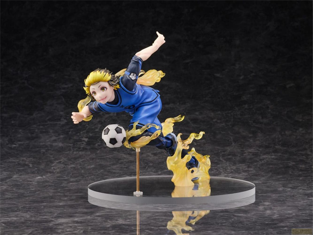 Figura con pelo amarillo en ropa deportiva azul, saltando con un balón de fútbol.
