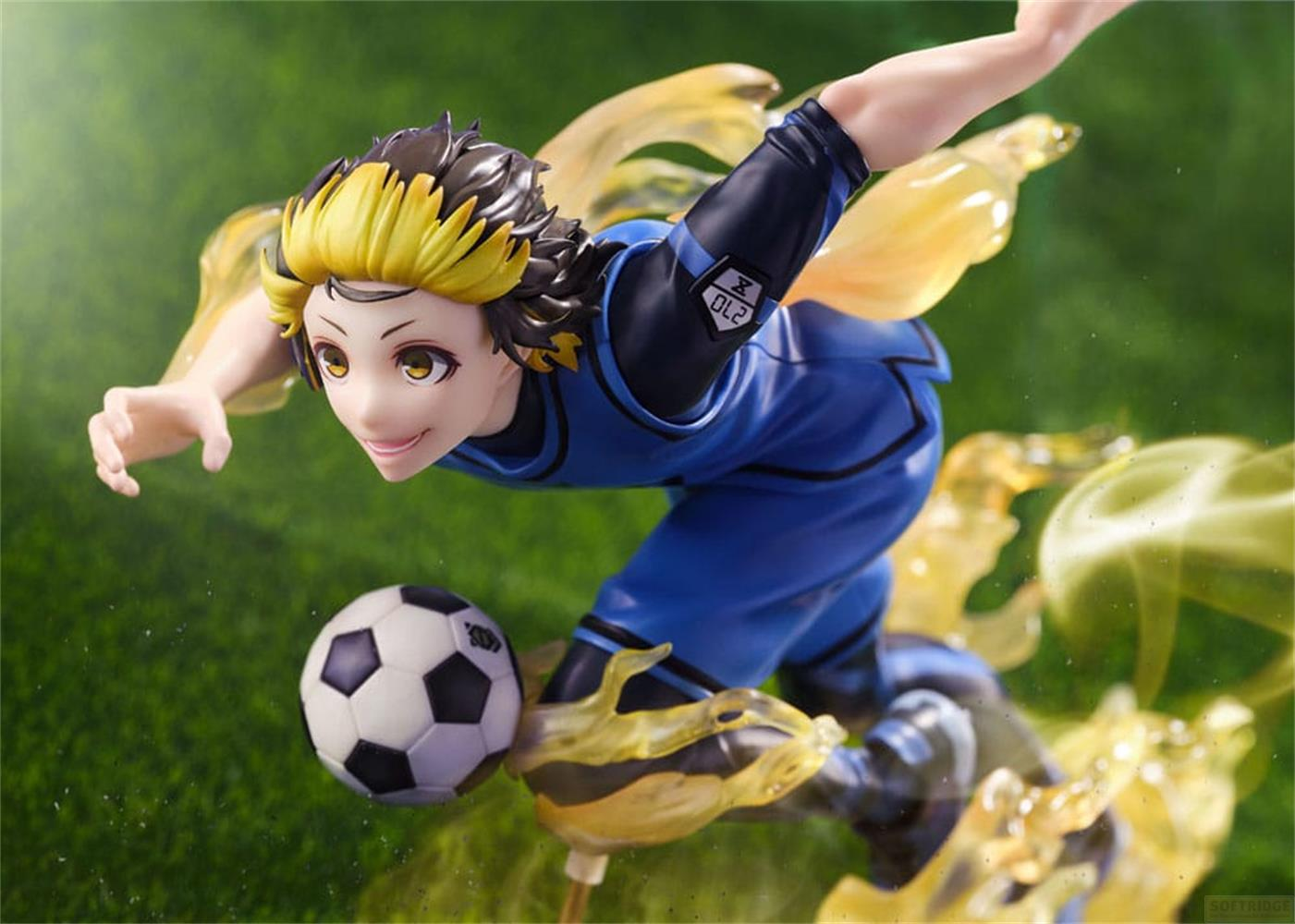 Una figura de anime con ropa azul y cabello amarillo patea un balón de fútbol.