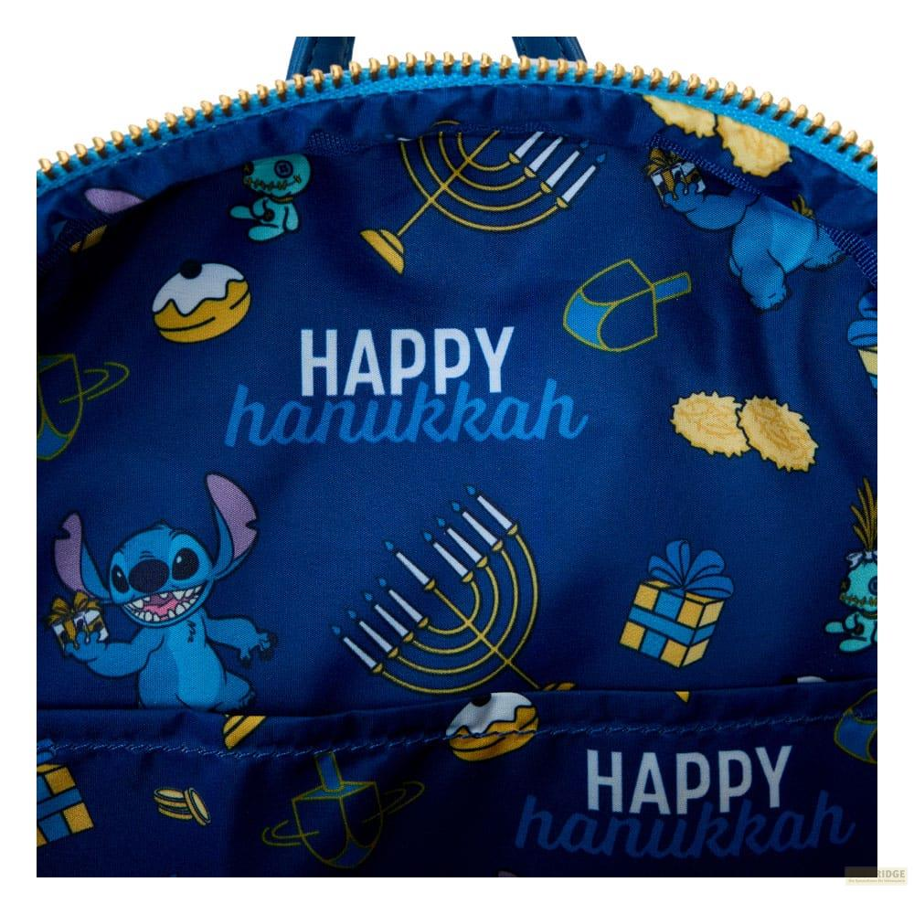 Tela azul con Stitch, menorás, regalos y donuts. Feliz Hanukkah.