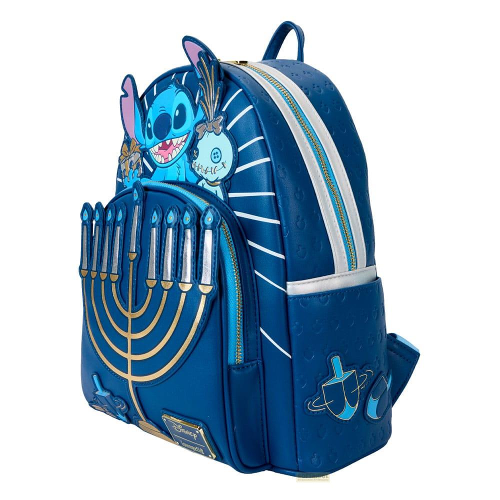 Mochila azul con Stitch, menorá y peonzas.