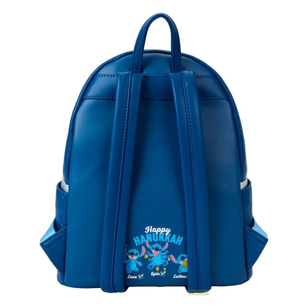 Una mochila azul con Stitch y amigos celebrando Hanukkah.