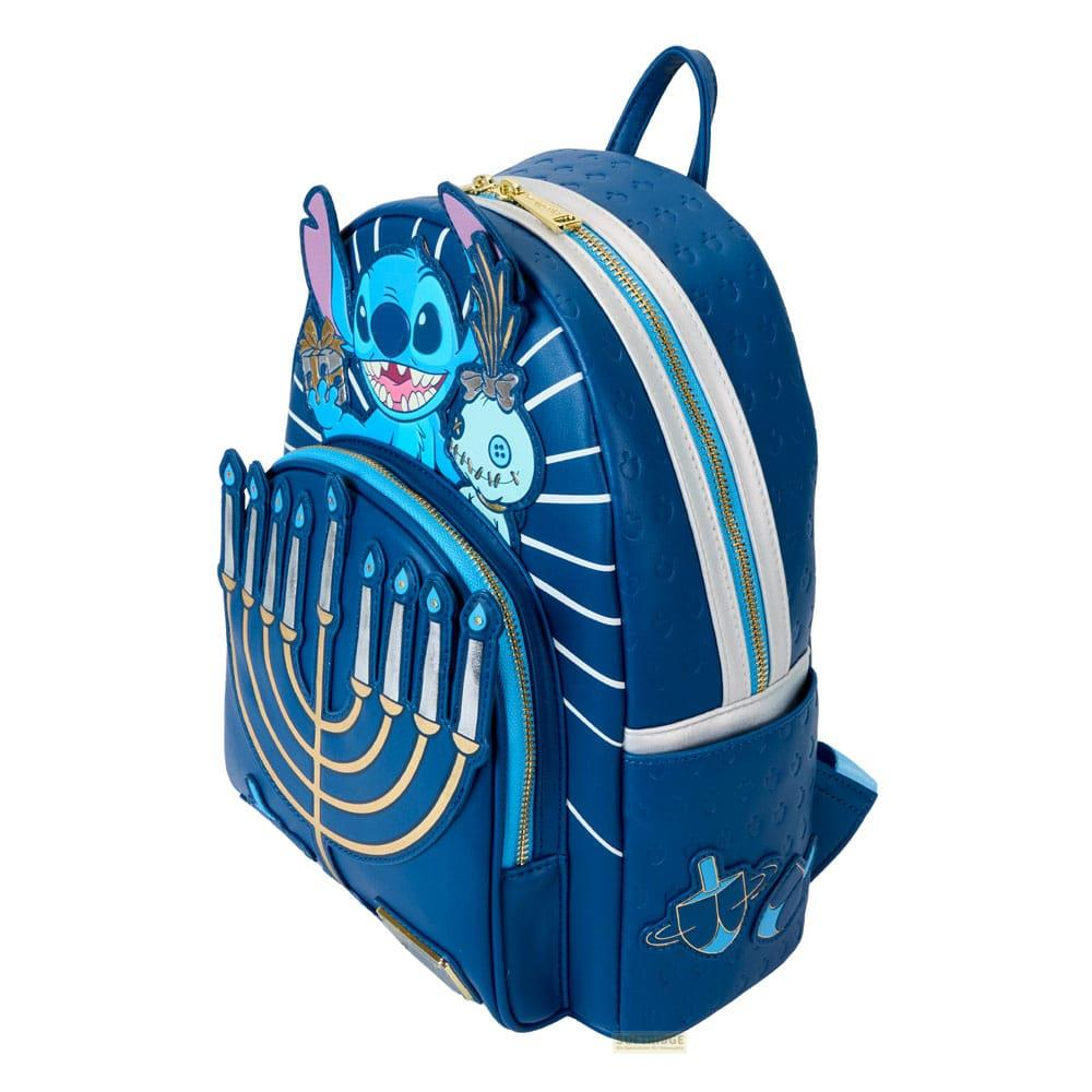 Mochila azul con diseños de Stitch y menorá.